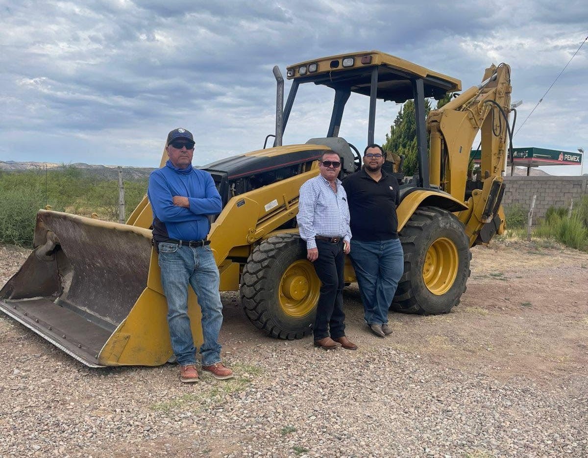 ALCALDE MUNICPAL RECIBE RETROEXCAVADORA