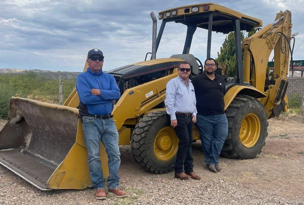 ALCALDE MUNICPAL RECIBE RETROEXCAVADORA