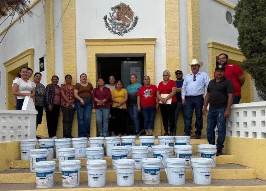 SE REALIZA ENTREGA DE CUBETAS DE PINTURA